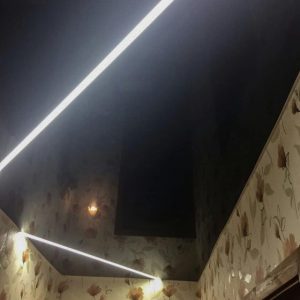 Глянцевый темно-коричневый натяжной потолок со световыми линиями